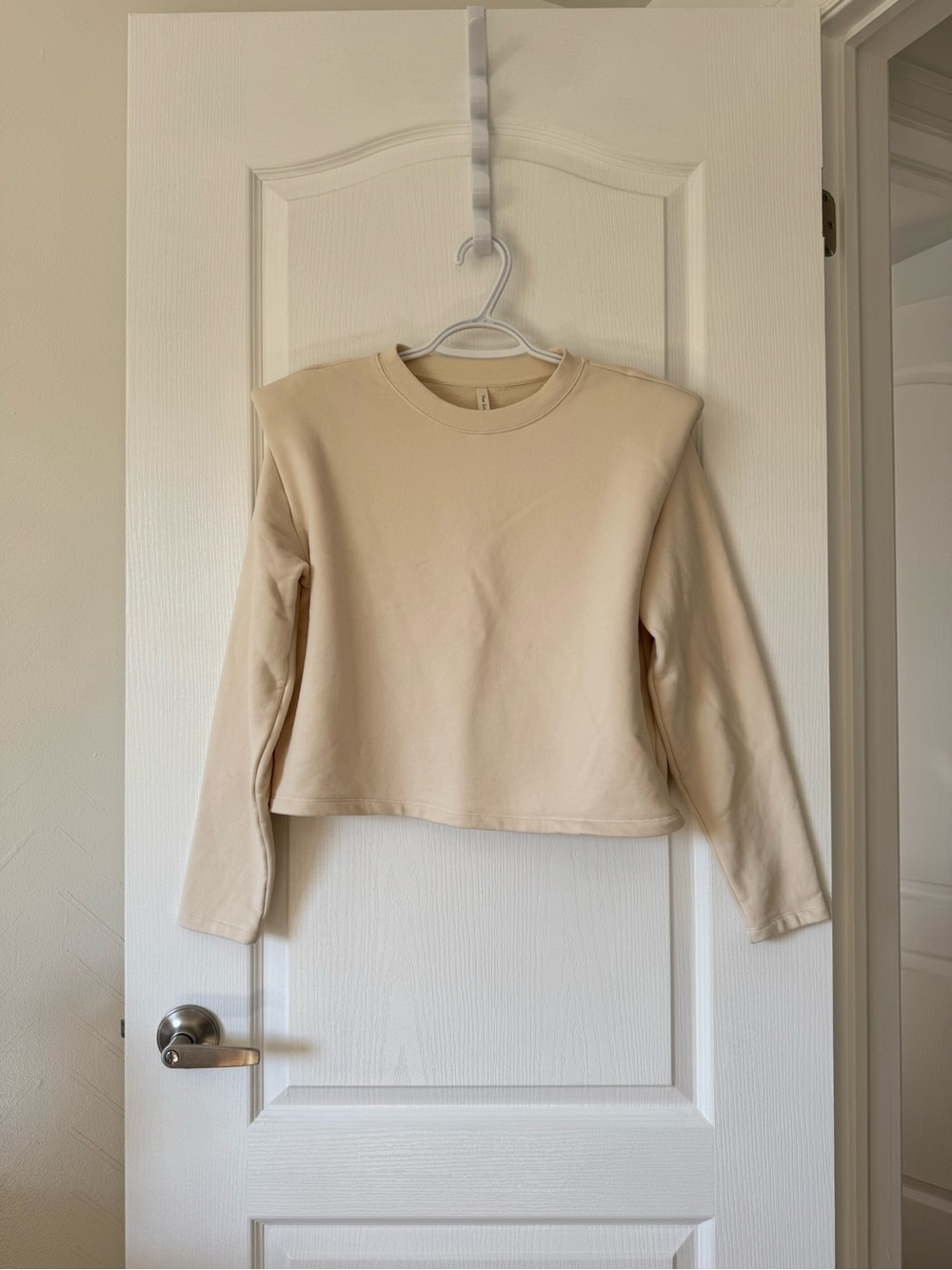 Aritzia Babaton shoulder pad crewneck